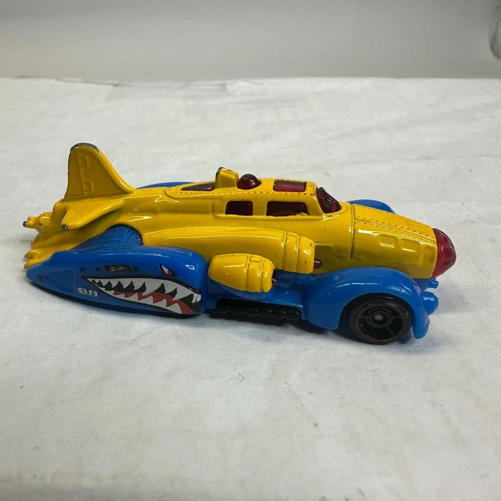Hot Wheels Fast Fortress 2014‎ Yellow Blue Shark Mouth Diecast Fantasy Car